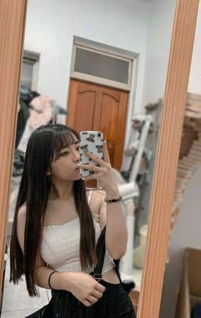 Em gái mặt xinh xắn call video khoe cái lon ướt át