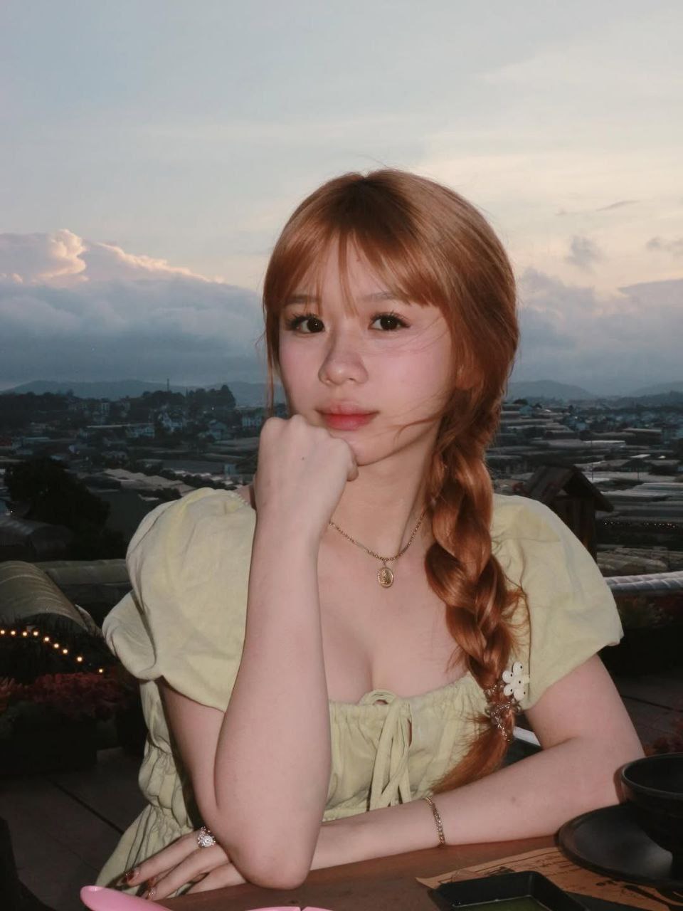 Trúc Mây của ae đây toptop cơ 300k flo lộ clip thẩm du bằng "cây lược tím" bím múp 0 lông hơi thâm xíu