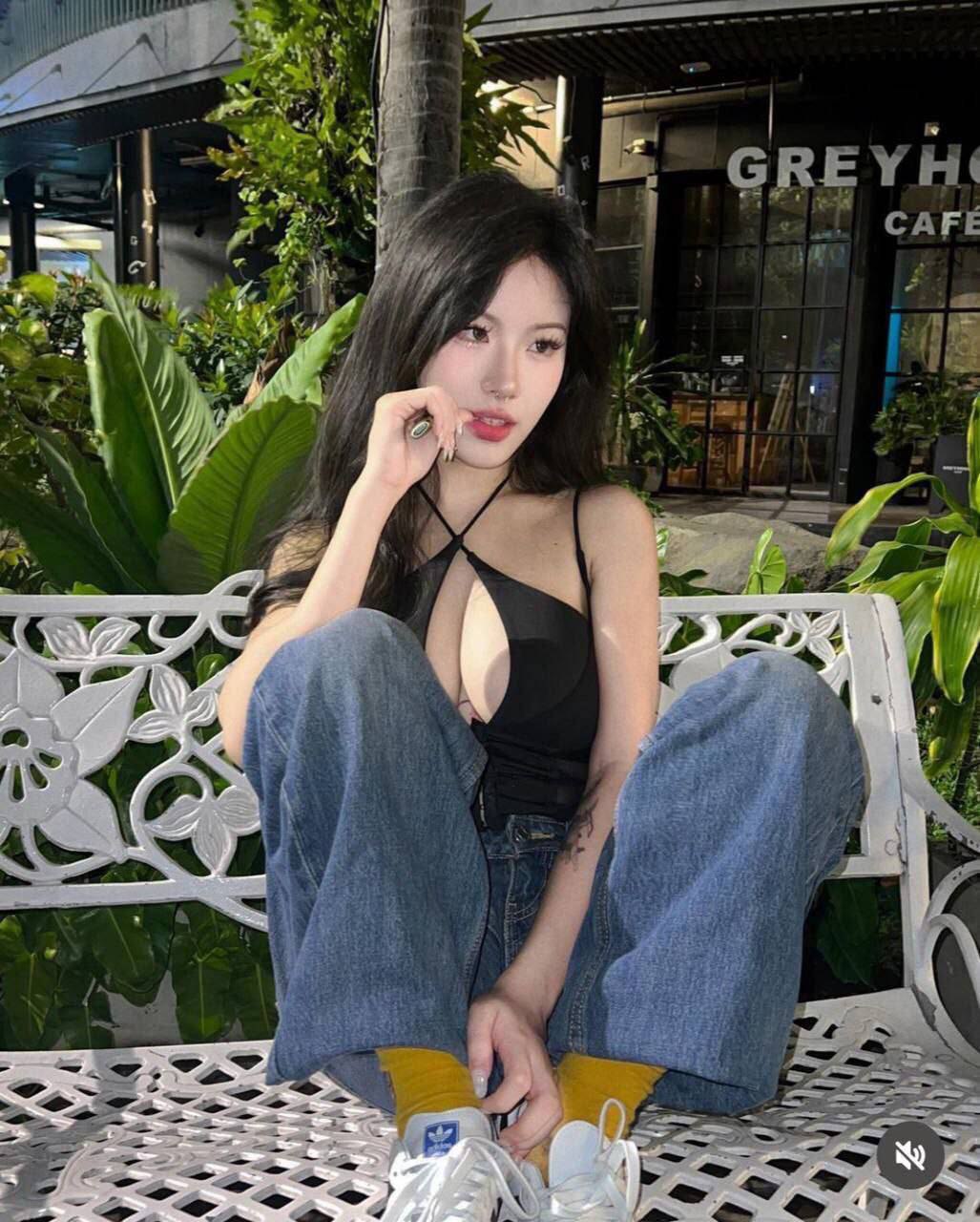 Ghé tiệm thuốc lá của ẻm để được xơi nhé ae