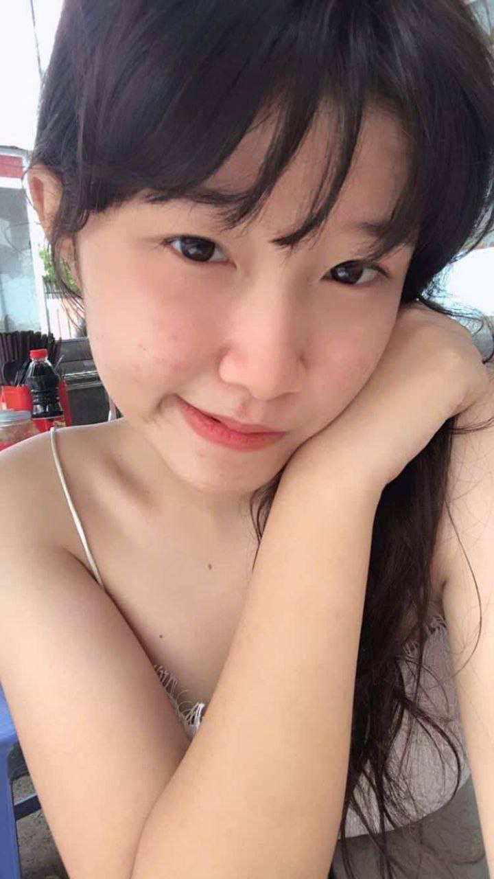 Quỳnh Nhi bị thằng bạn thân phát hiện có clip móc lòn